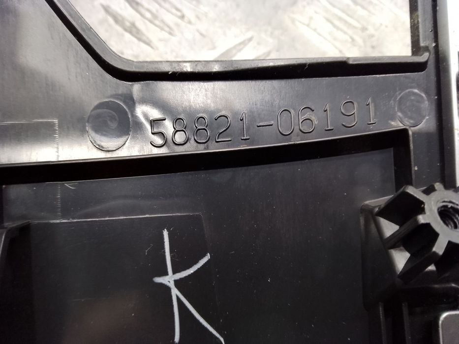 Накладка центральной консоли с подстаканником 5880506351 для Toyota Ca