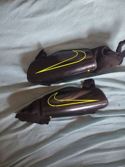 Pack de Equipamento de Futebol (Chuteiras, Luvas e Caneleiras)