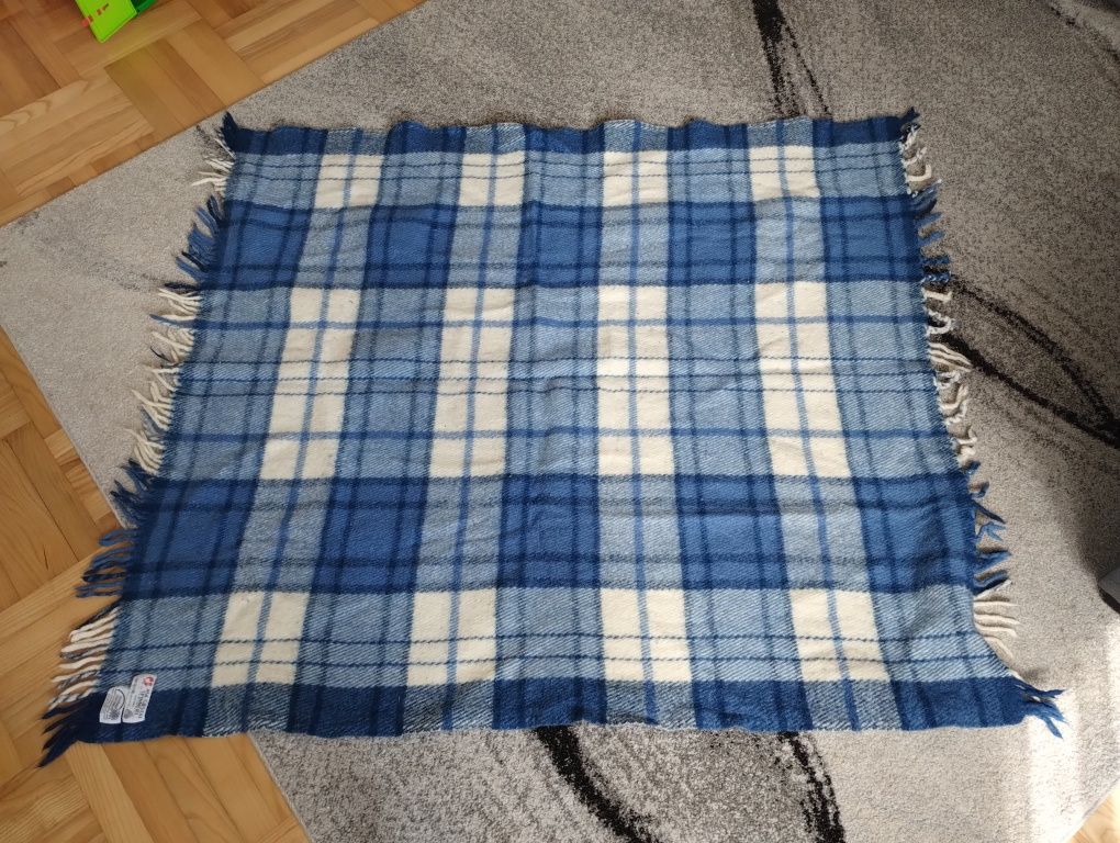 Koc wełniany w kratkę biało niebieski z frędzlami 134 x 126 ciepły