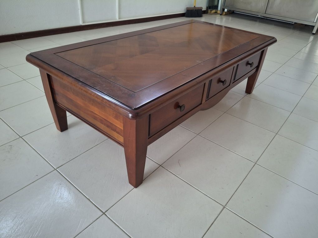 Mesa de centro de estilo clássico em cerejeira