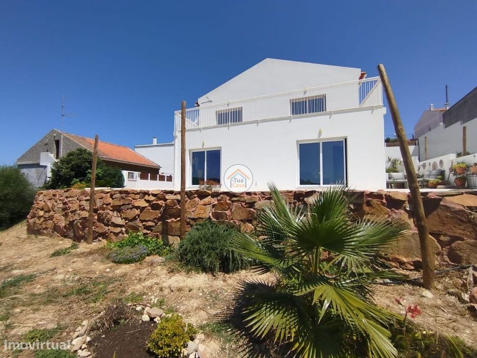 No coração de Aljezur, numa zona residencial tranquila e bem posiciona