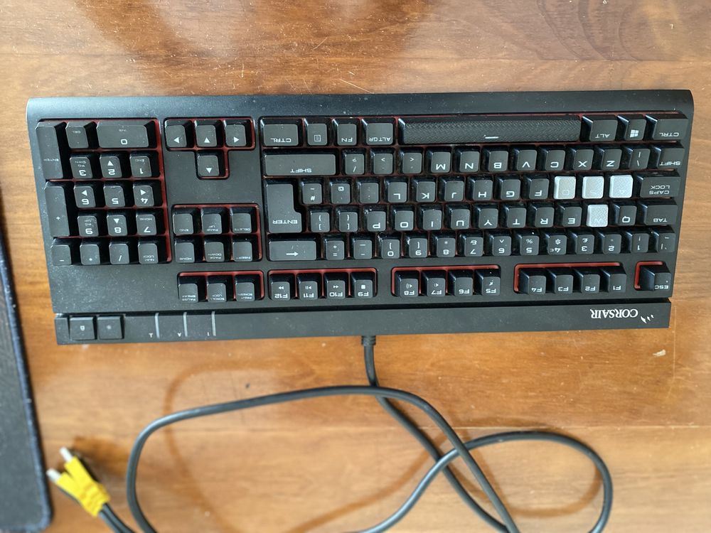 Teclado Mecânico Corsair Strafe RGB Cherry MX Red