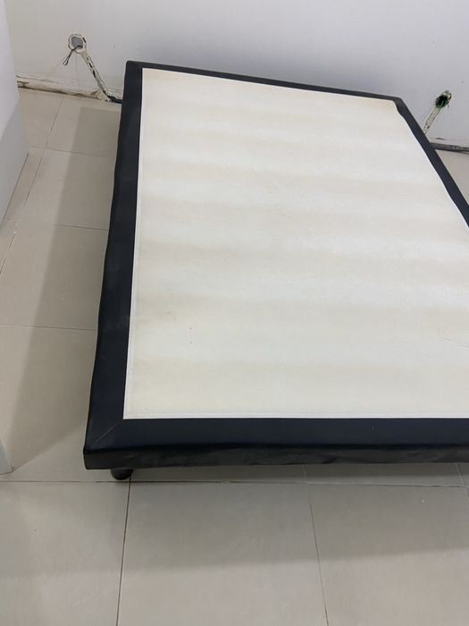 Estrado cama, bordas em preto, excelente estado