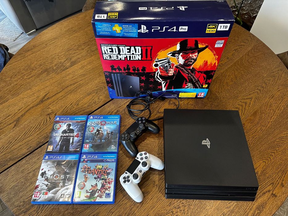 PS4 pro com jogos e comandos