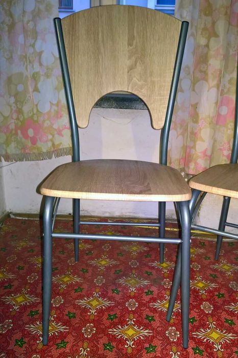 Dwa krzesła drewniano metalowe