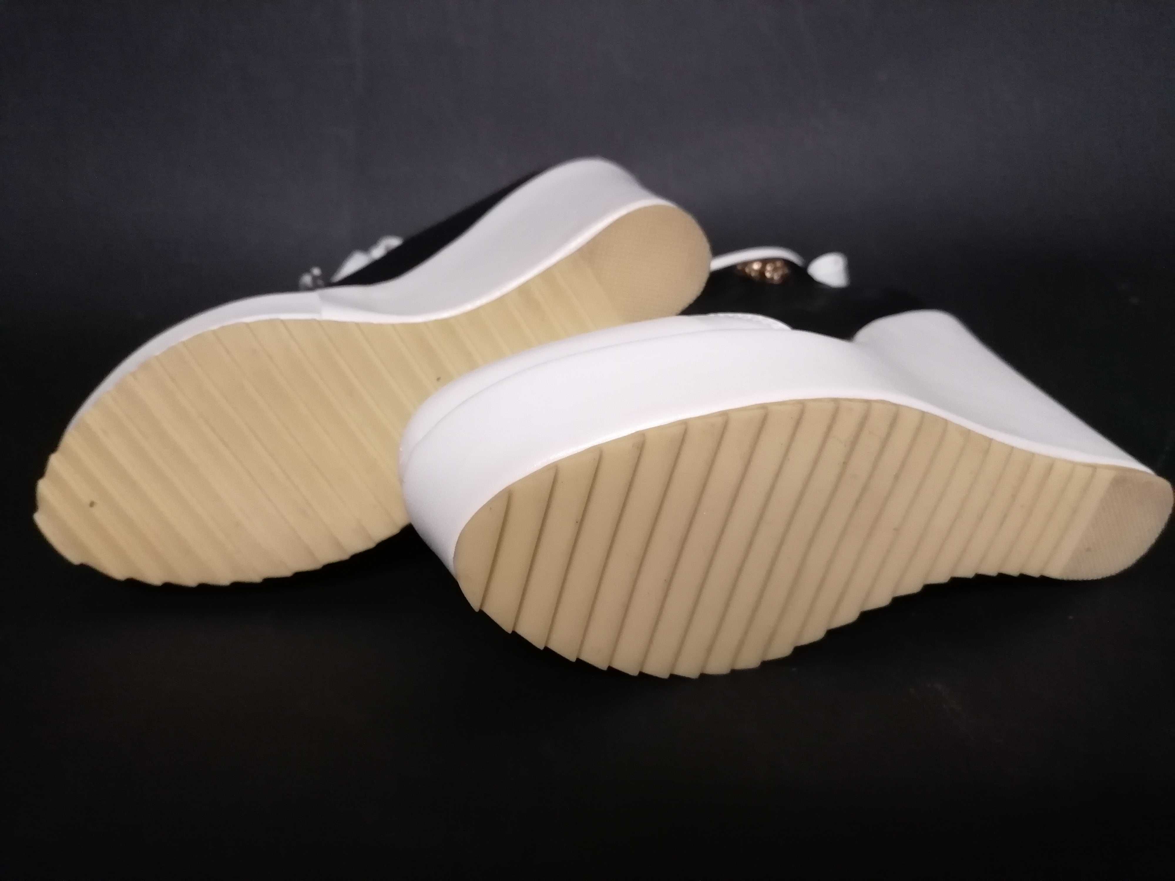 Botas de cunha ,cor branco e preto