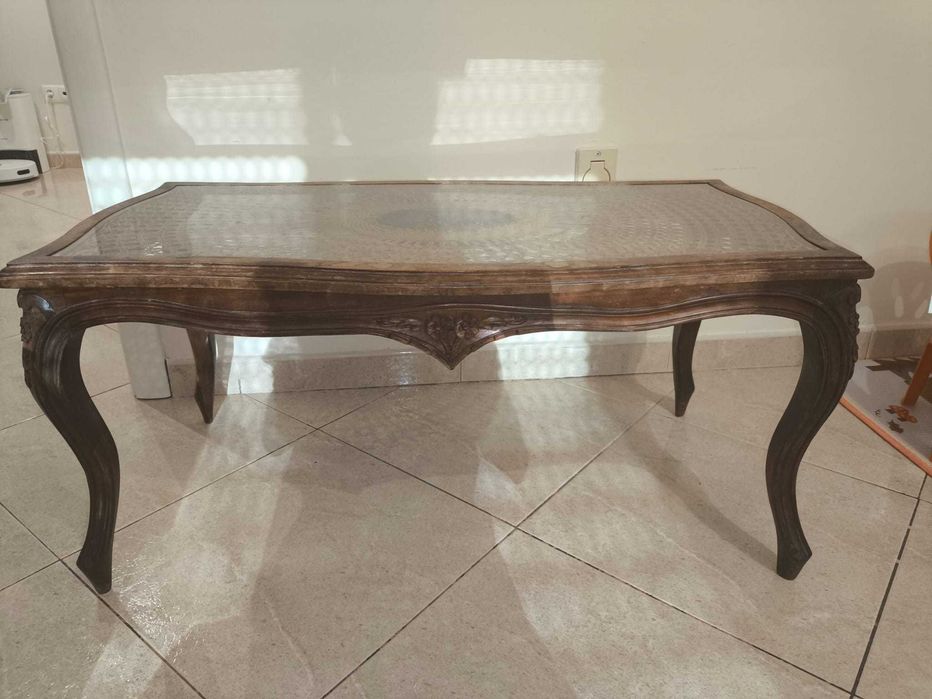 Mesa no centro da sala