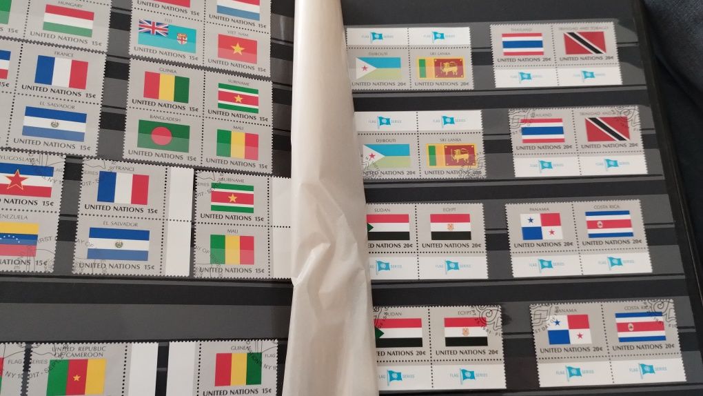 Duży album klaser ze starymi znaczkami pocztowymi z całego świata