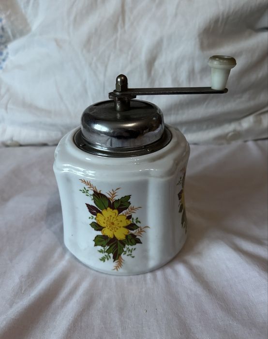 Młynek porcelanowy okrągły