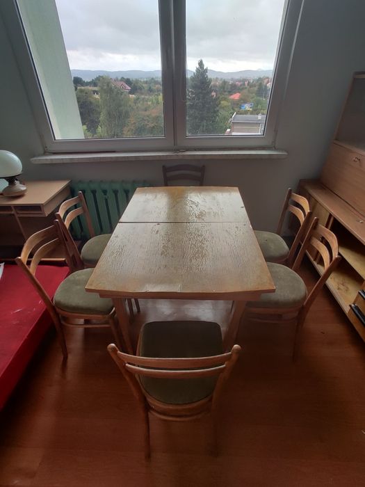Stół jadalny z sześcioma krzesłami