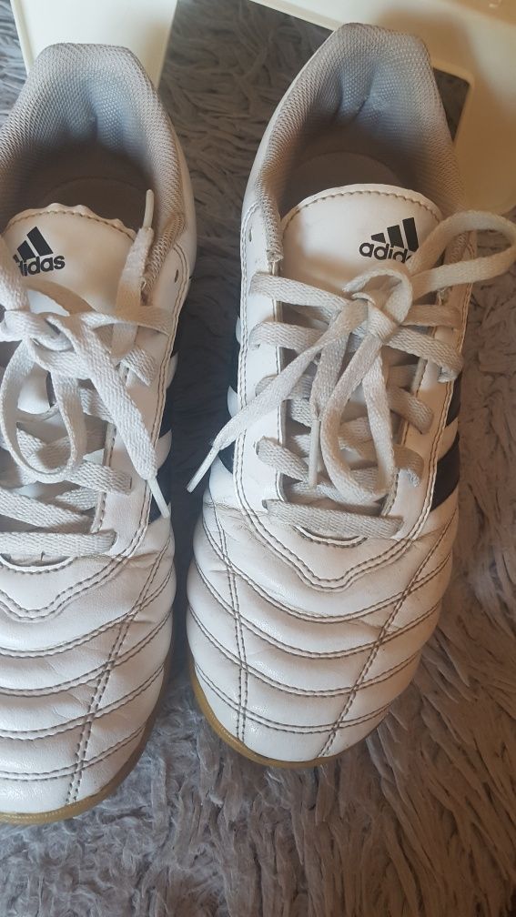 Snikersy Adidas lekke i wygodne