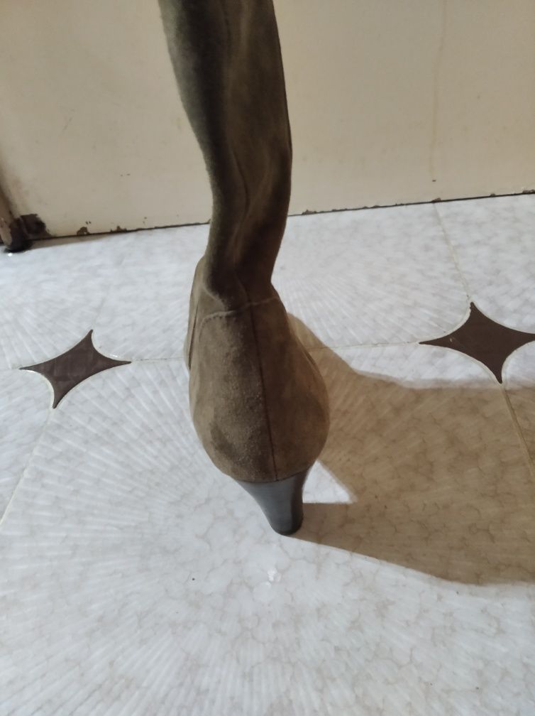 Botas novas em pele 37