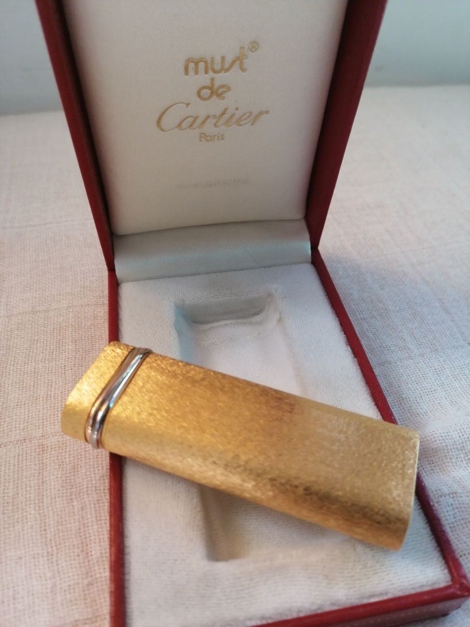 Isqueiro de ouro da Must de Cartier