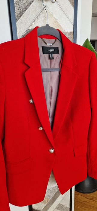 Czerwona taliowana marynarka Mango roz. M