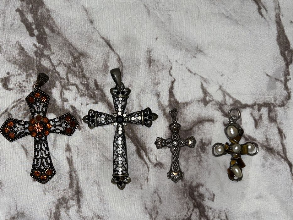 Pingentes vários de crucifixos