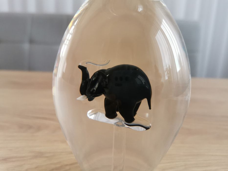 Szklana karafka. Słoń w karafce. Huta Oberstdorfer.