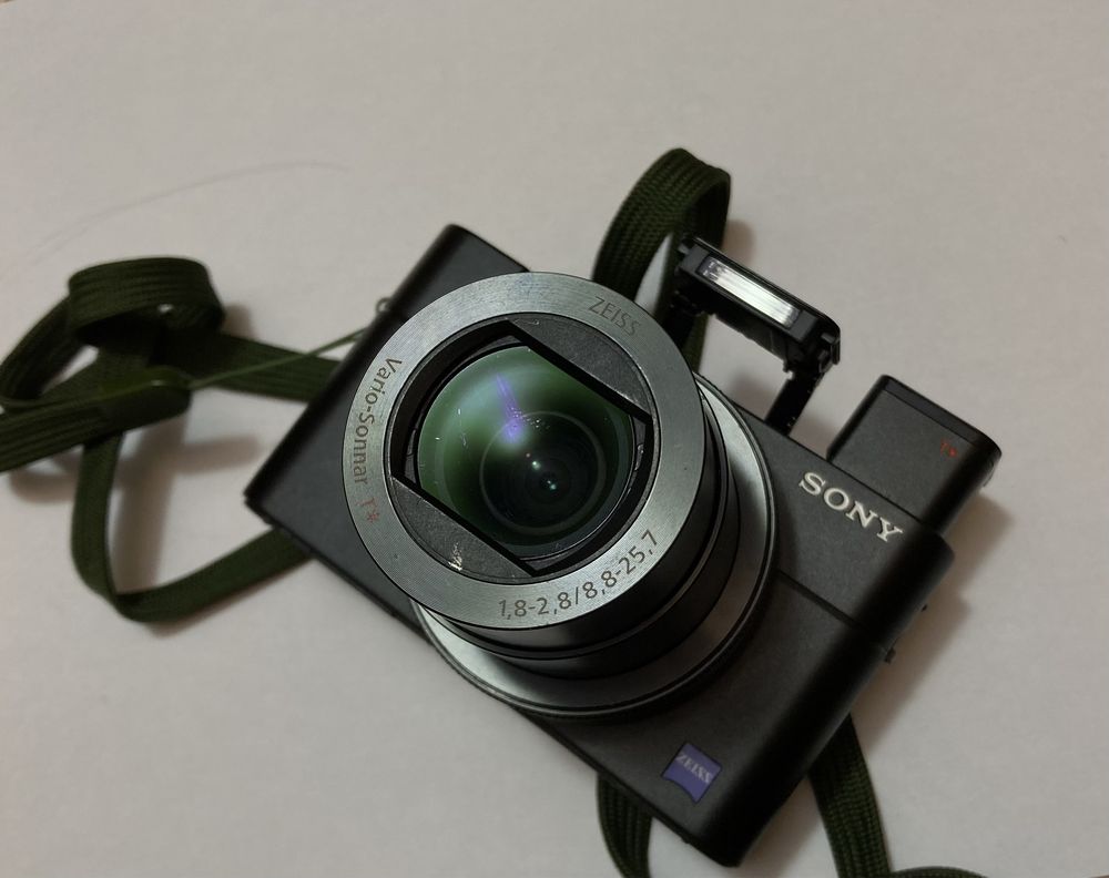 Kamera, aparat fotograficzny DSC-RX100M5