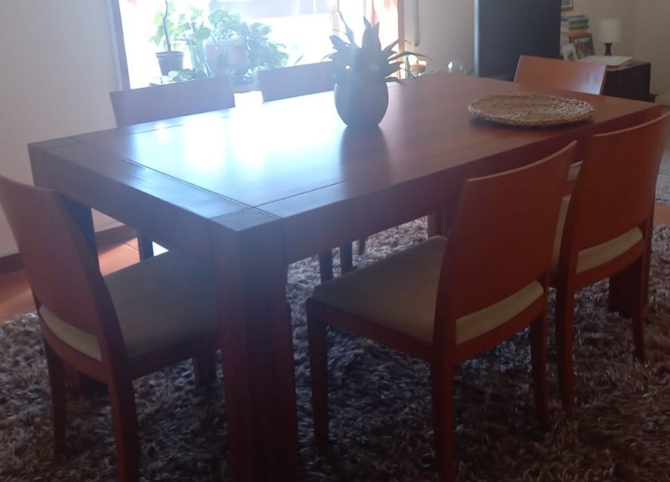 Mesa de madeira extensível e 6 cadeiras