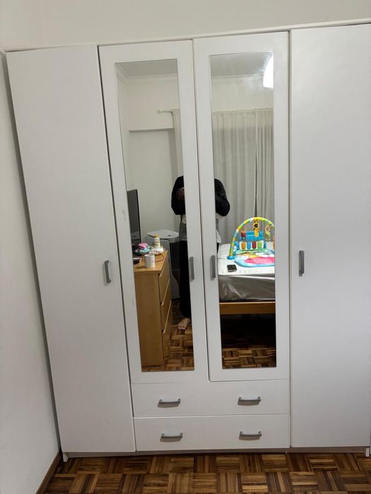 Ropeiro com espelho e gaveta