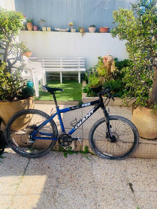 Bicicleta Giant 860 em bom estado, leve e com 28 mudancas.