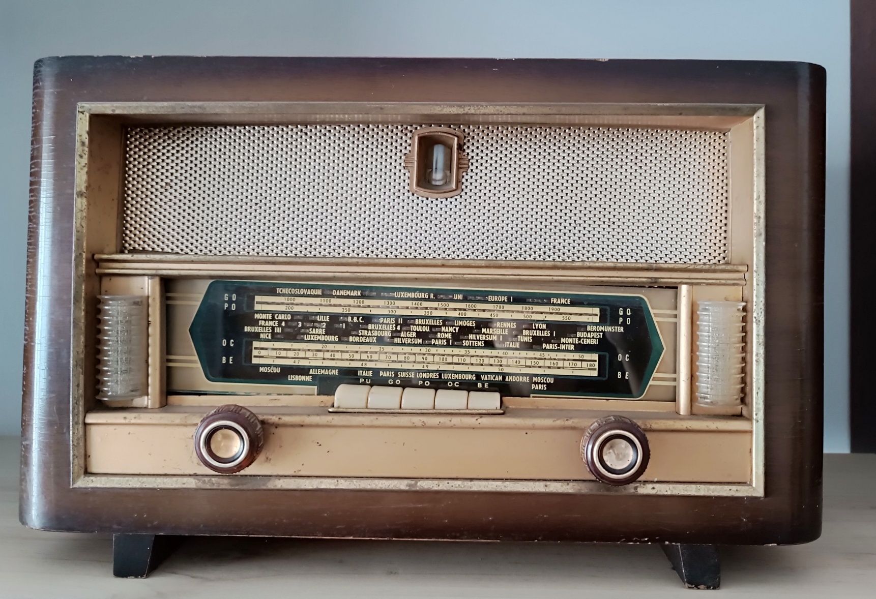 Rádio antigo para decoração