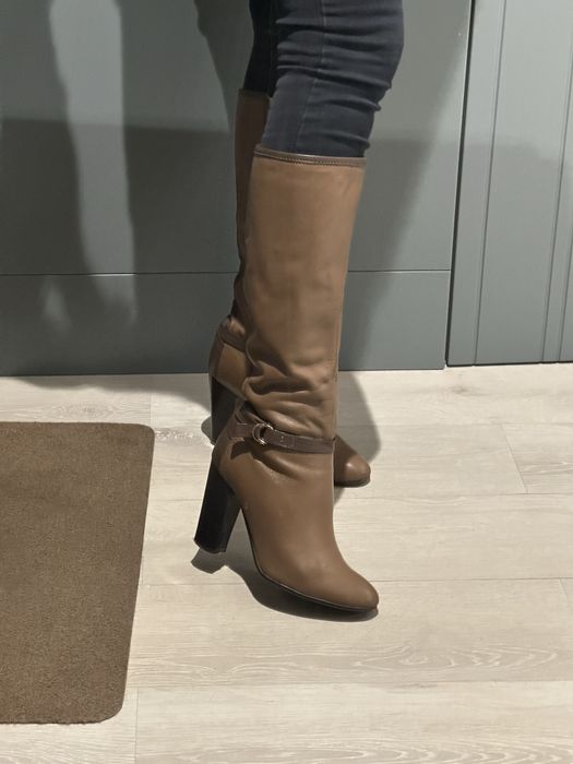 Продам осенние кожанные сапоги на каблуке светло-коричневый цвет.