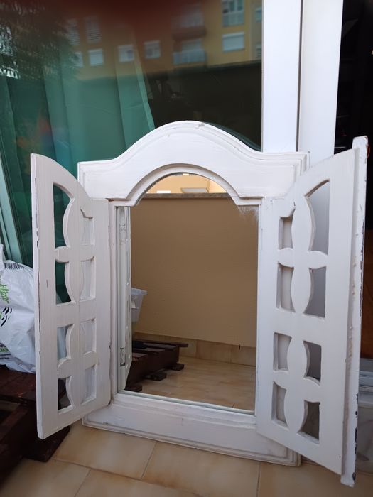 Janela de madeira com espelho para pendurar