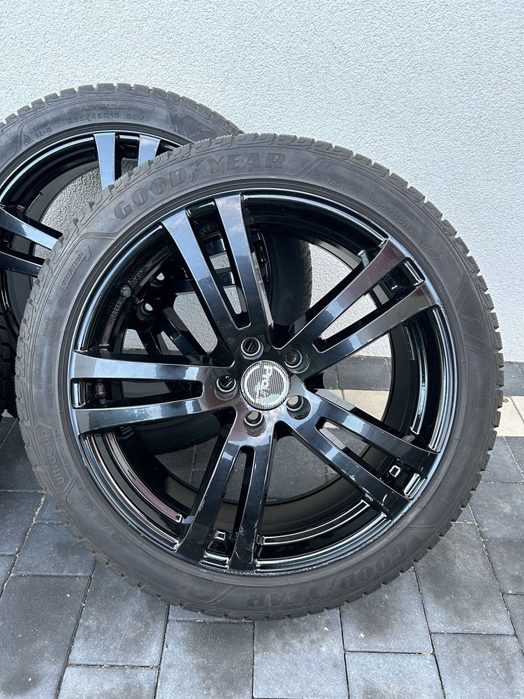 Komplet kół zimowych Goodyear 235/45 R19 99V z felgami Proline