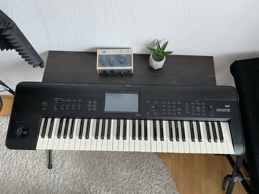 Синтезатор з кейсом KORG Krome 61