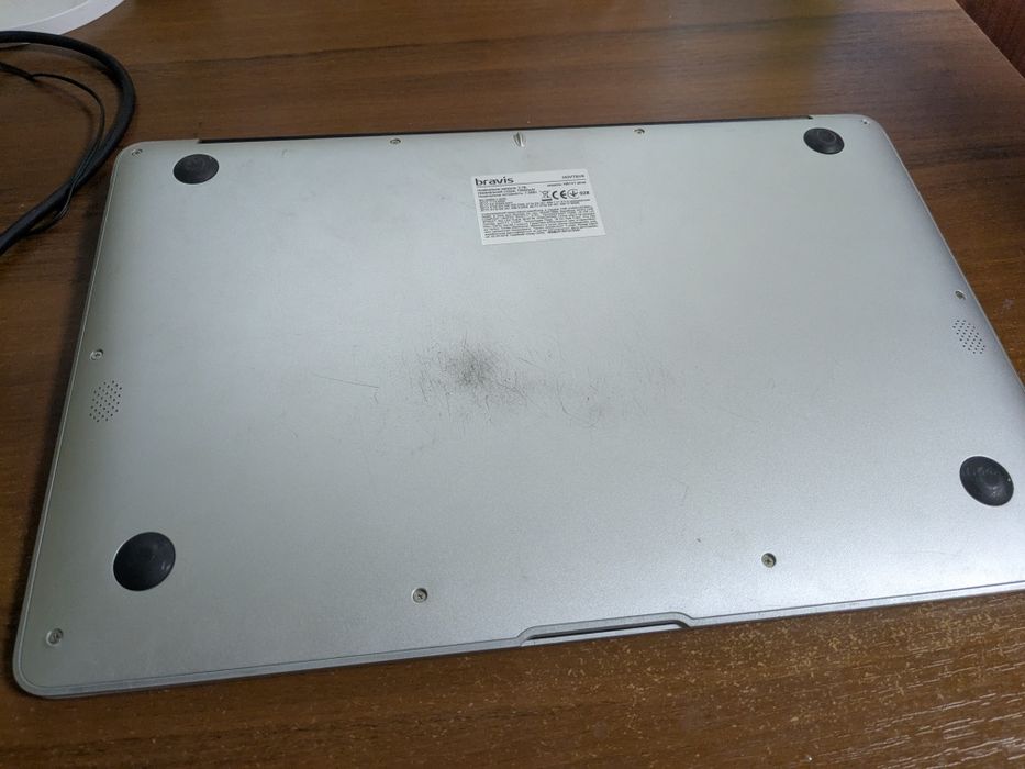 Bravis NB141 легкий ноутбук, з великої батареєю