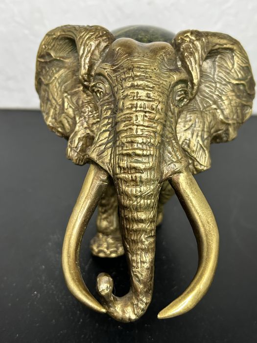 Бронзовая статуэтка Слон с Шаром , камень змеевик