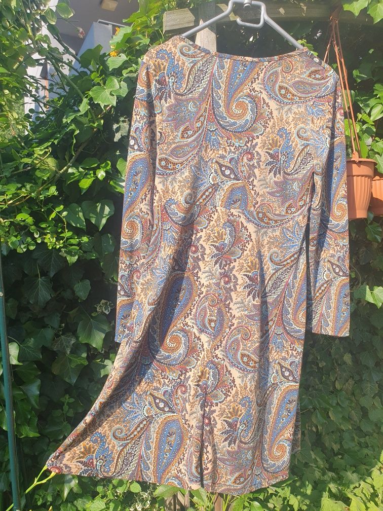 Sukienka we wzory paisley