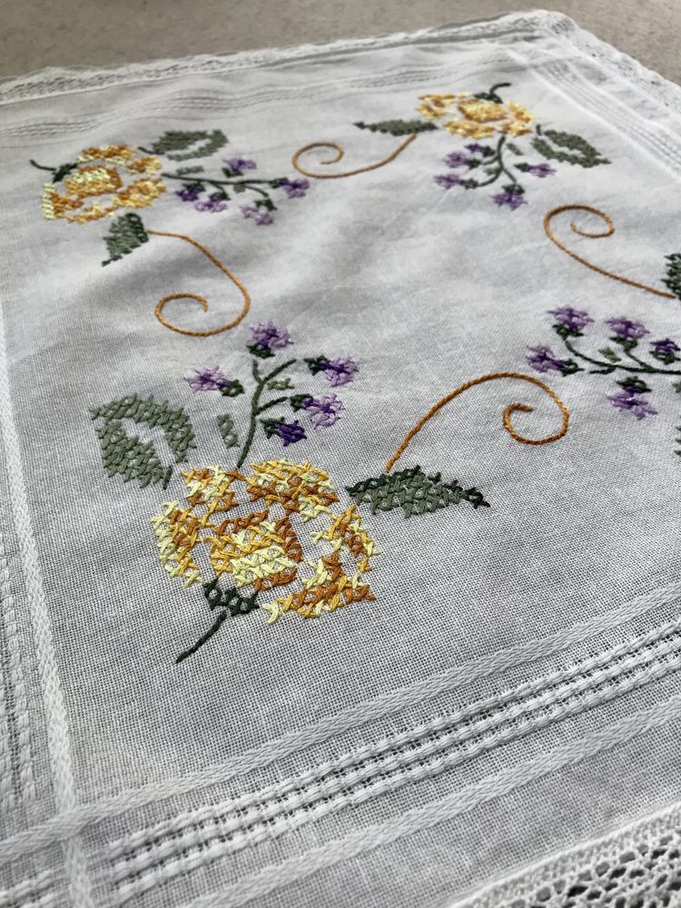 Biała serwetka vintage retro ręcznie haftowana w kwiaty