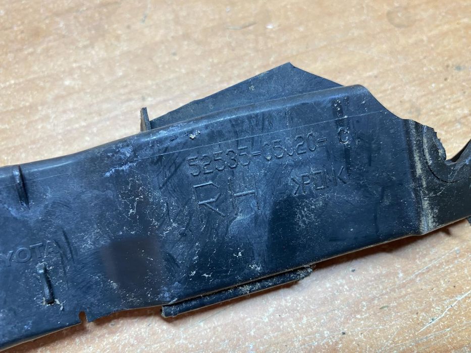 52535-05020  пепедні права направляюча пласмаса бампера Авенсіс Т25