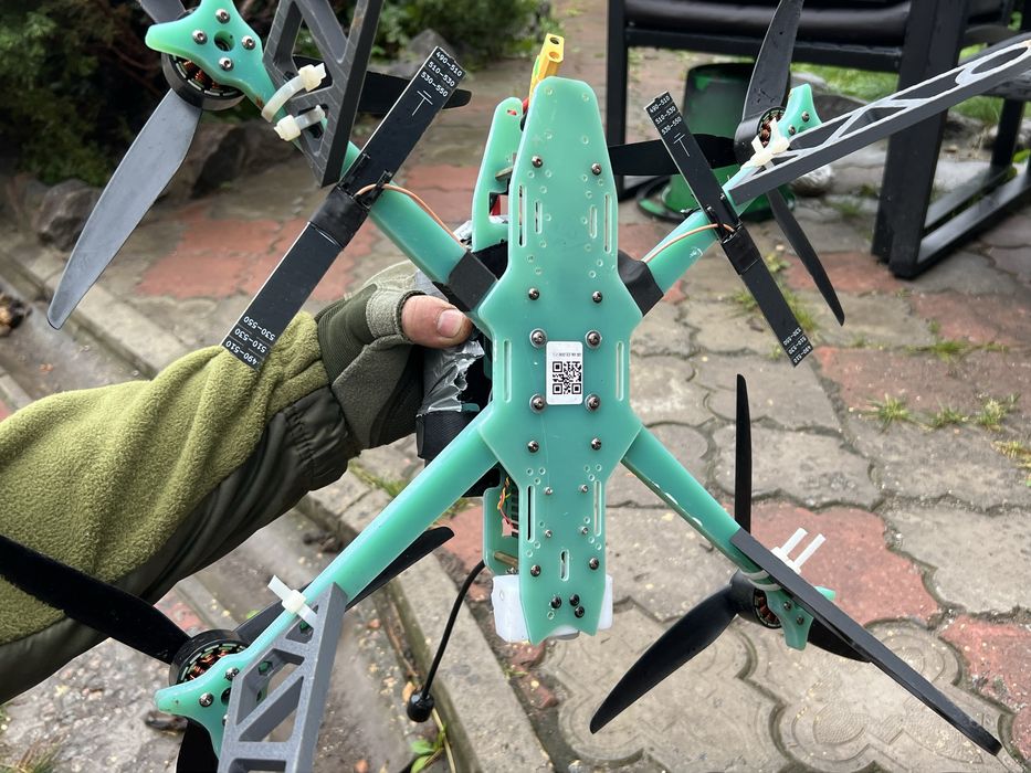 FPV дрон бумеранг на лапках