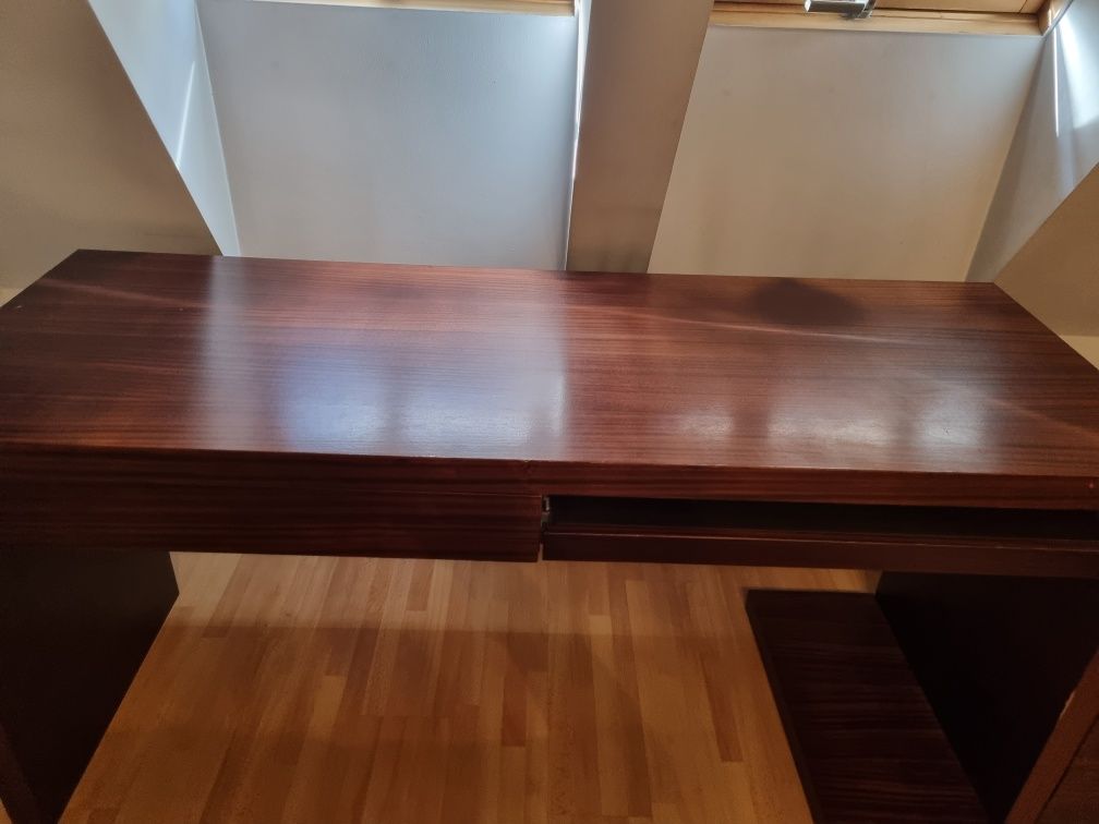 Duże drewniane biurko z dostawką z szyfladaki i szybą