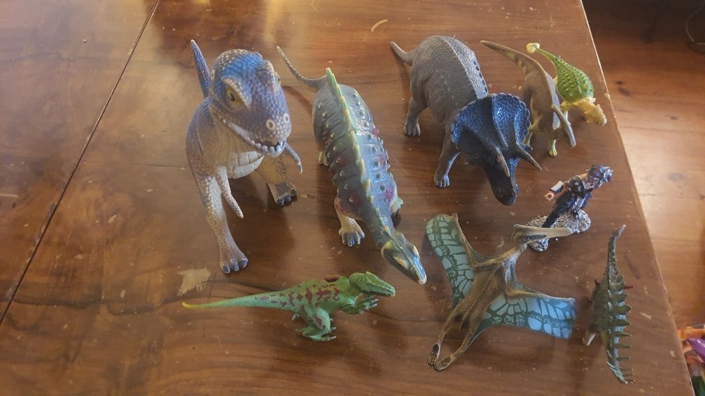 Dinossauros de brincar. Conjunto tem bonecos de várias marcas.