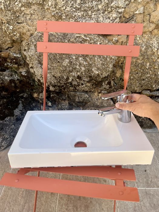 Lavatório casa de banho com torneira Roca