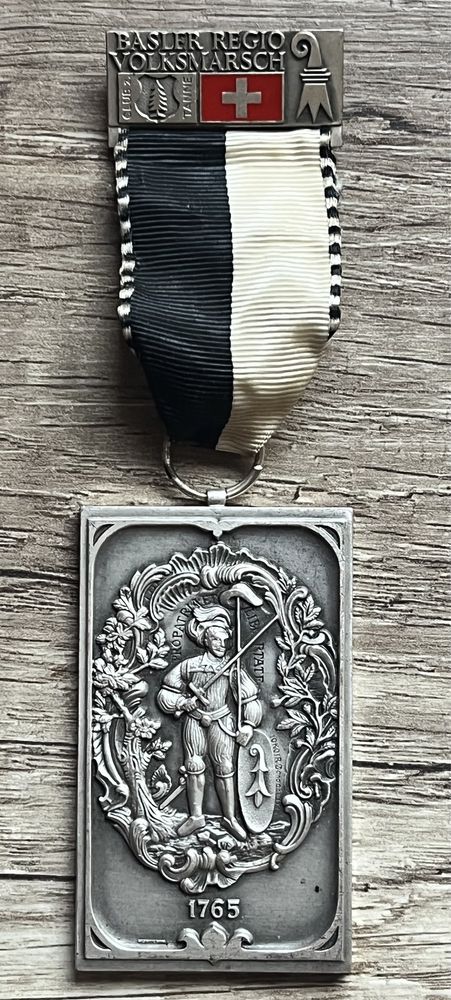 Medal widoczny na zdjeciach.