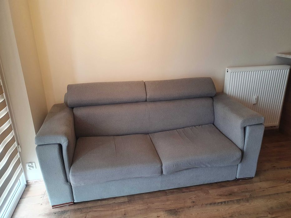 szara sofa z funkcją spania