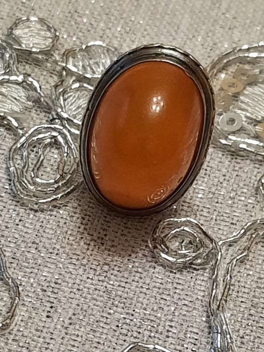 Srebrny pierscionek z bursztynem