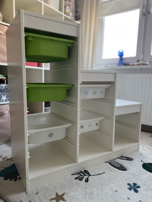 Regał Trofast biały z pojemnikami