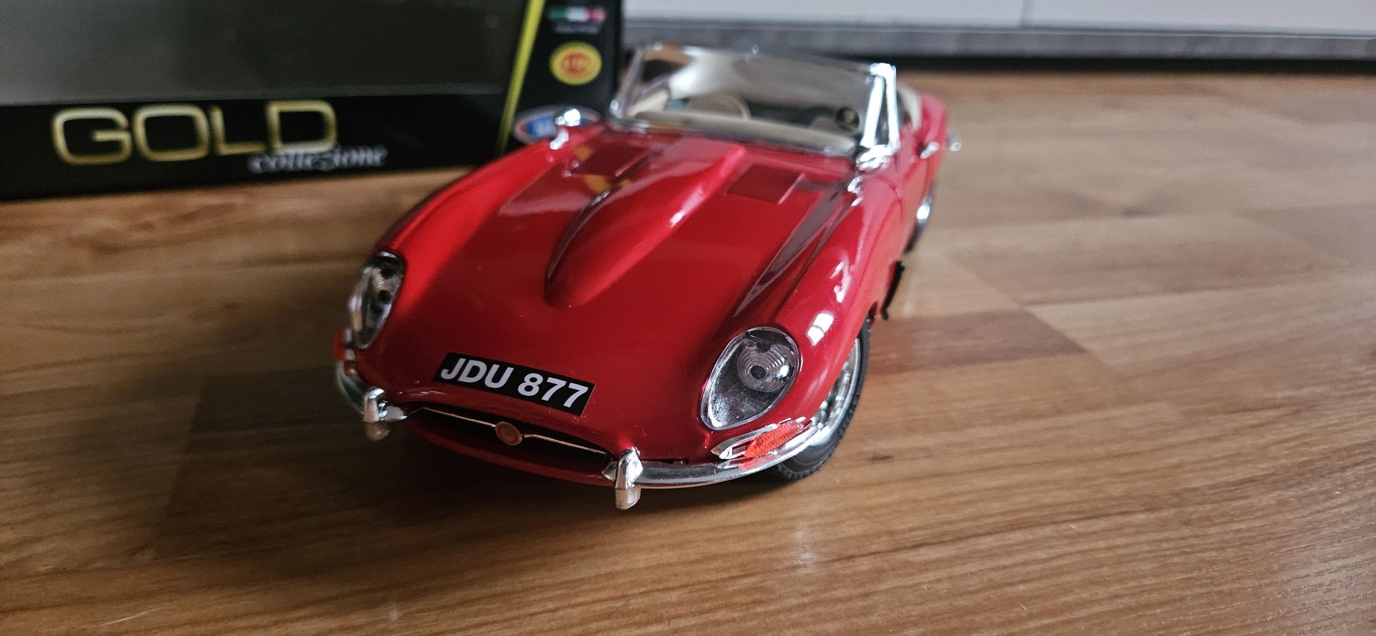 1:18 Burago Jaguar E Cabriolet