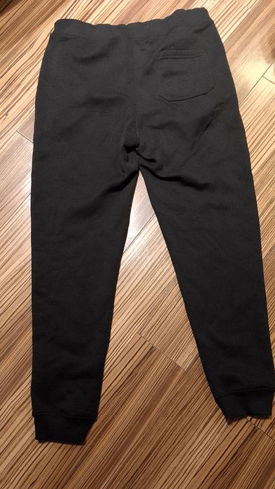 Czarne spodnie dresowe Lonsdale rozmiar 40