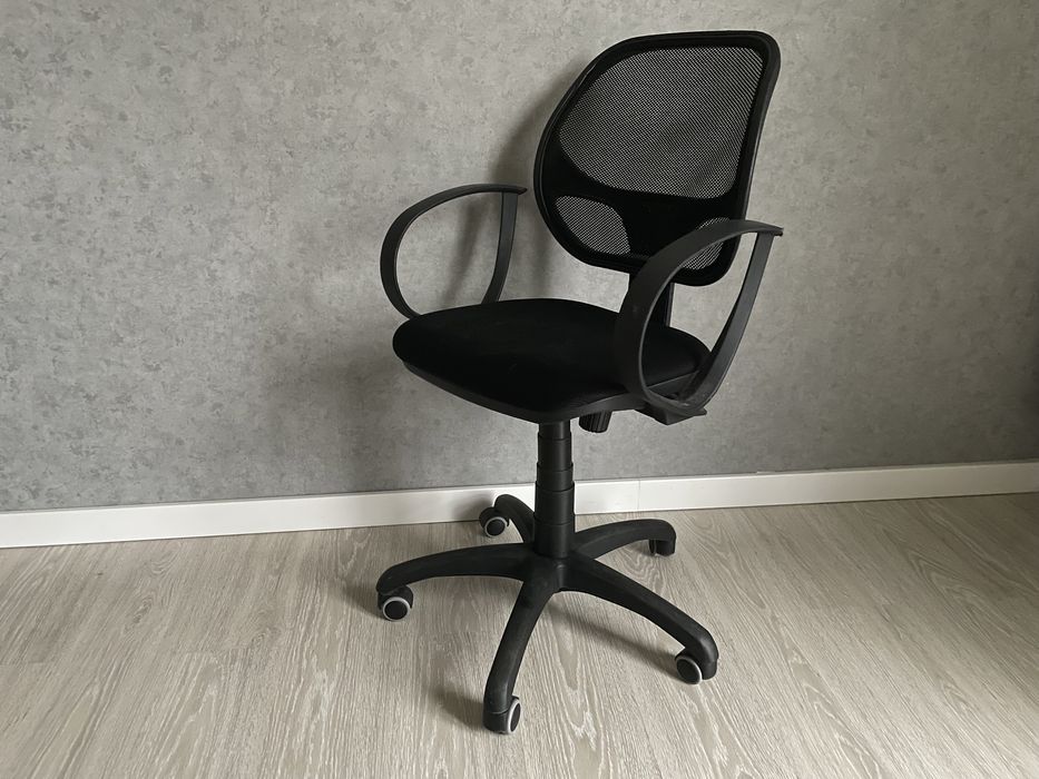 Офісне крісло стілець на колесах стул офисный кресло крестовина газлиф