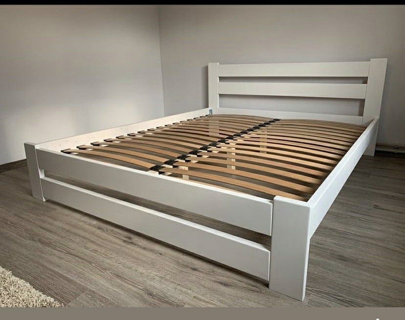 Дерев'яне ліжко з масиву