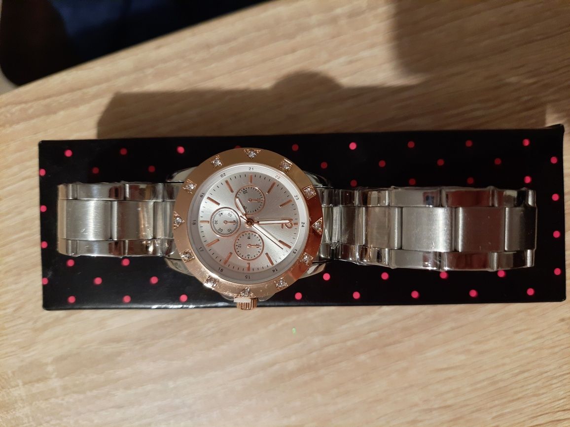 Nowy zegarek Avon w kolorze srebrno-różowym