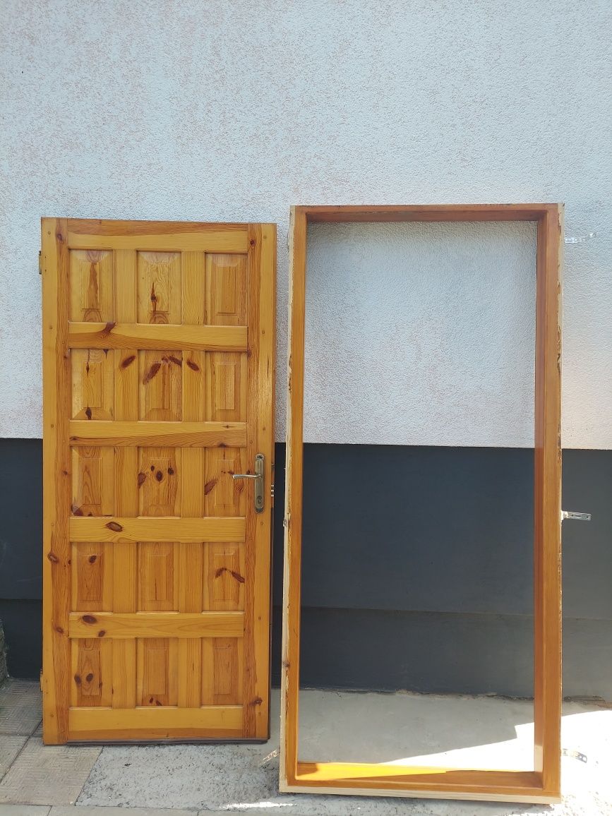 Продам деревяні двері з коробкою