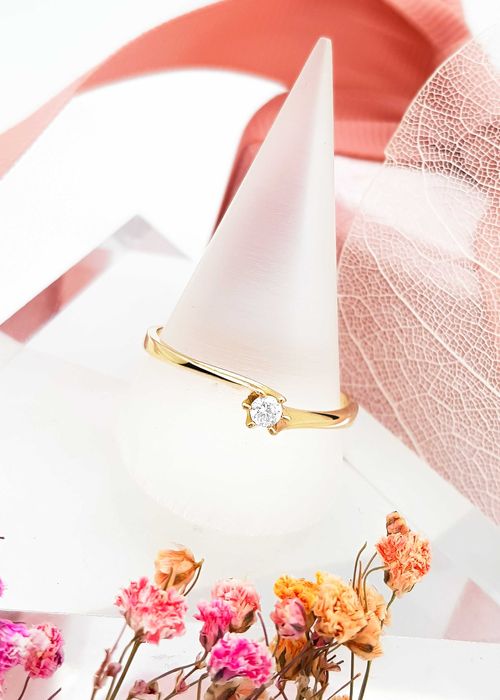 Złoty klasyczny pierścionek zaręczynowy z jedną cyrkonią pr. 585