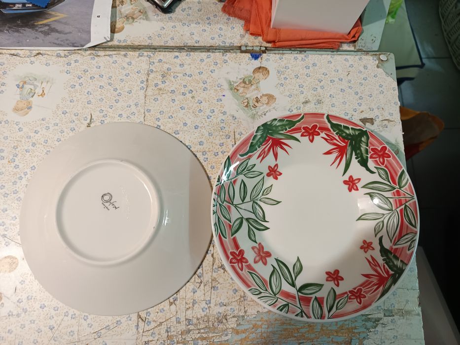 Vendo os pratos de loiça com flores bom estado